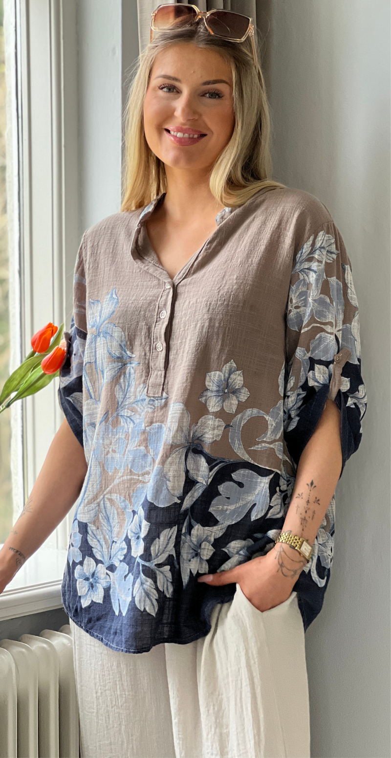 Forudbestil uge 15 Bonnie bluse med stolpelukning og blomsterprint fango LikeLondon