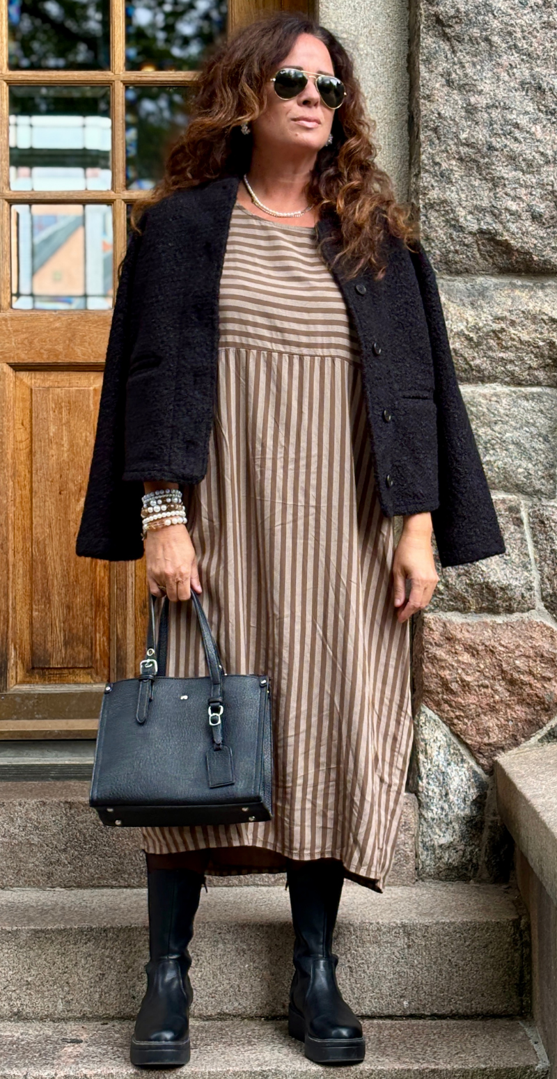 Ingrid lang kjole med vandrette og lodrette striber brun LikeLondon