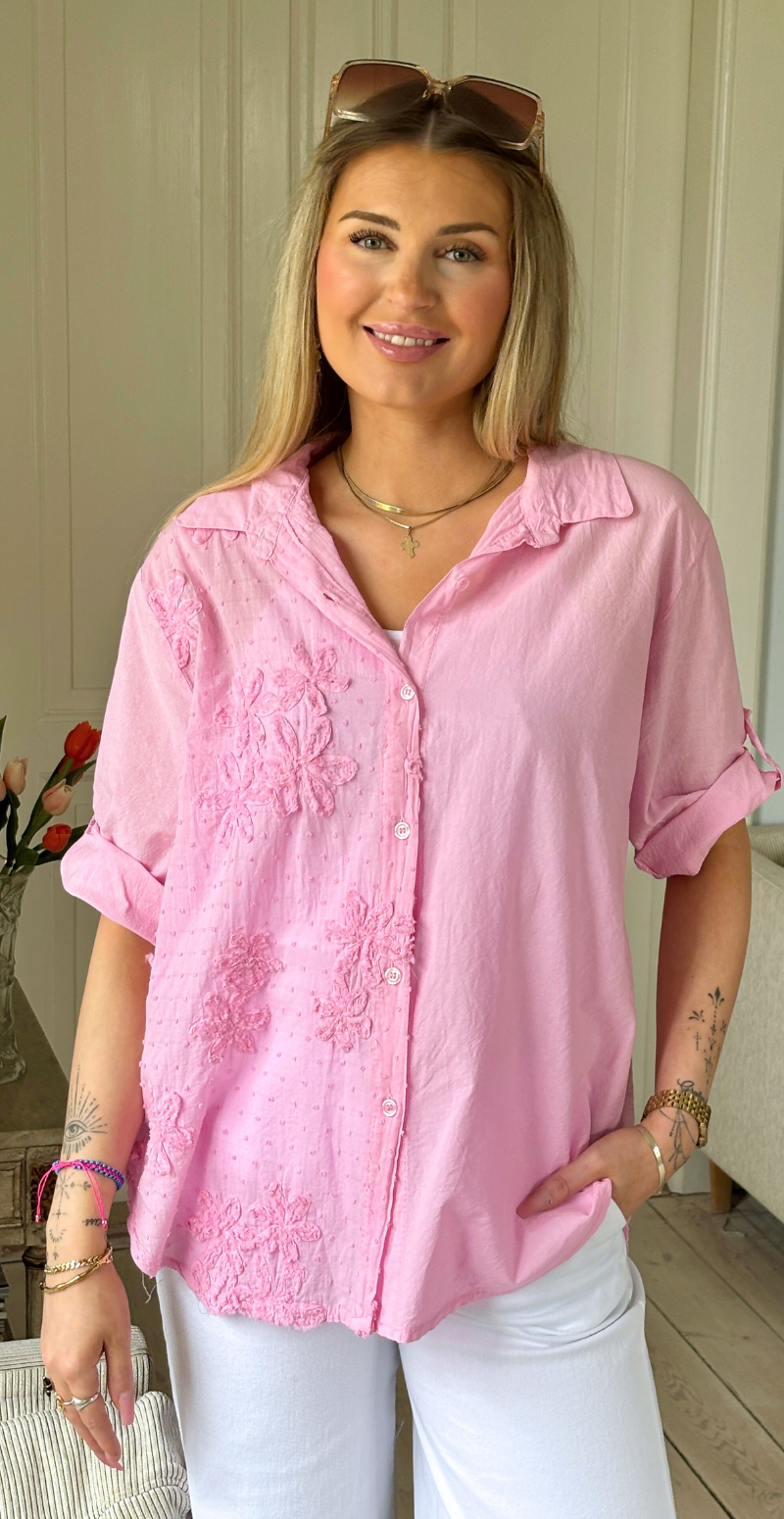 Sigga skjorte med broderi og blomst i den ene side pink Likelondon