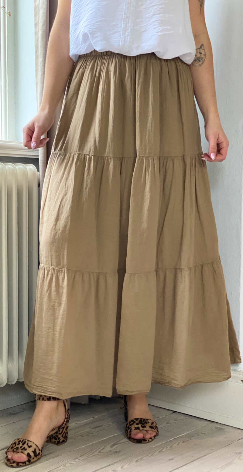 Gigi lang nederdel med peplum camel LikeLondon