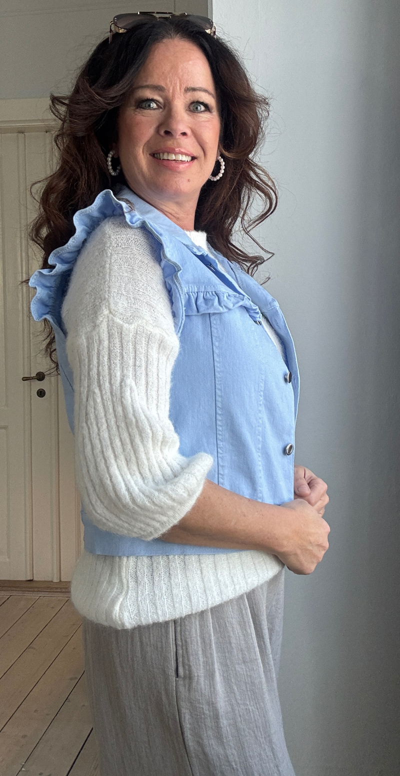 Elli vest med flæsedetaljer skyblue LikeLondon