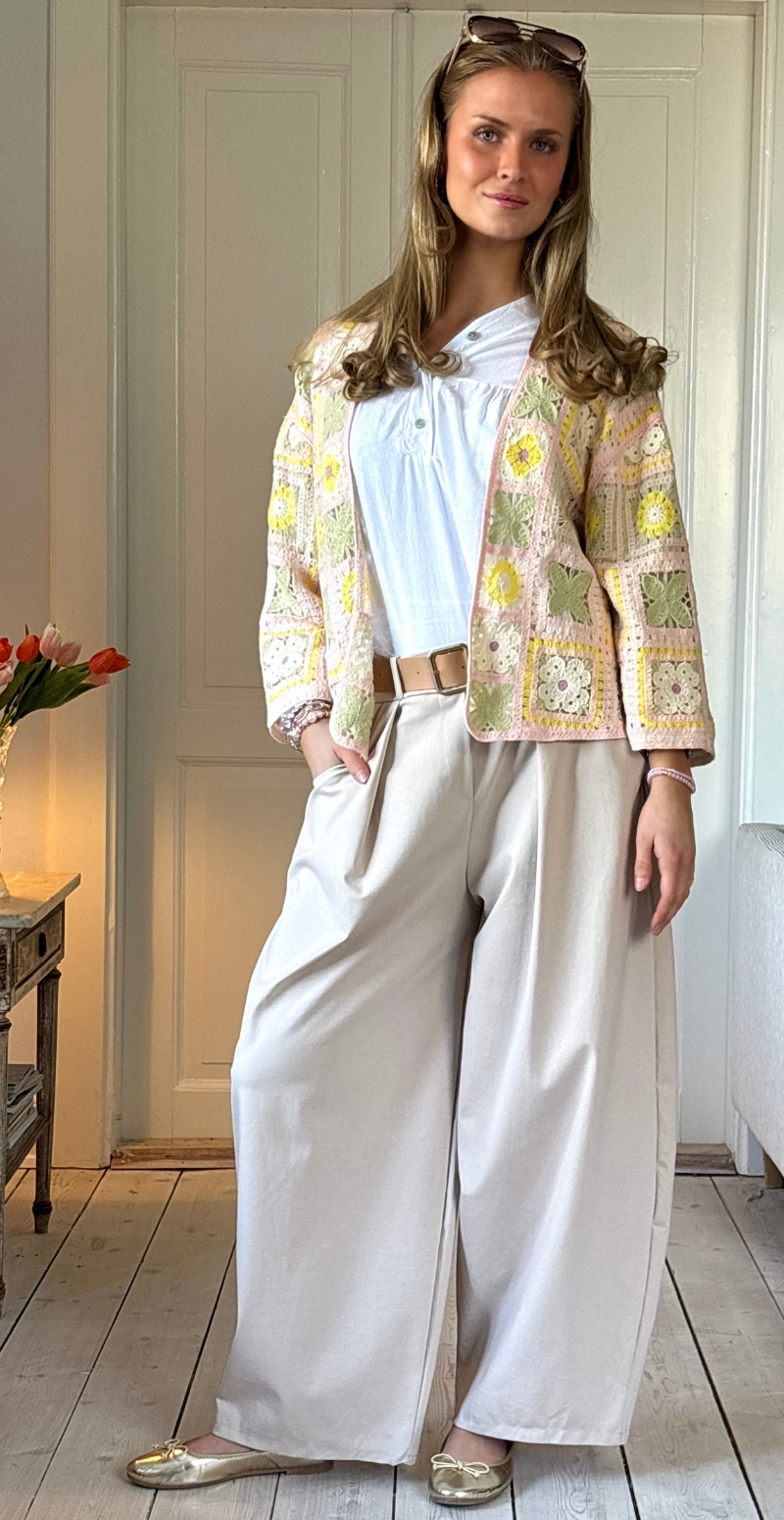 Alyssa hæklet cardigan med blomstermotiv rosa LikeLondon