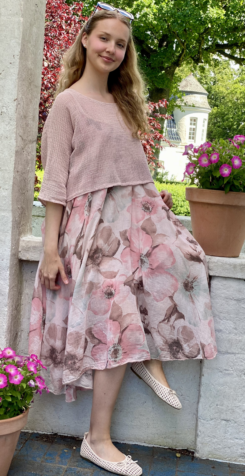 Ophelia kjole med blomsterprint og tynde stropper med tilhørende bluse pink LikeLondon