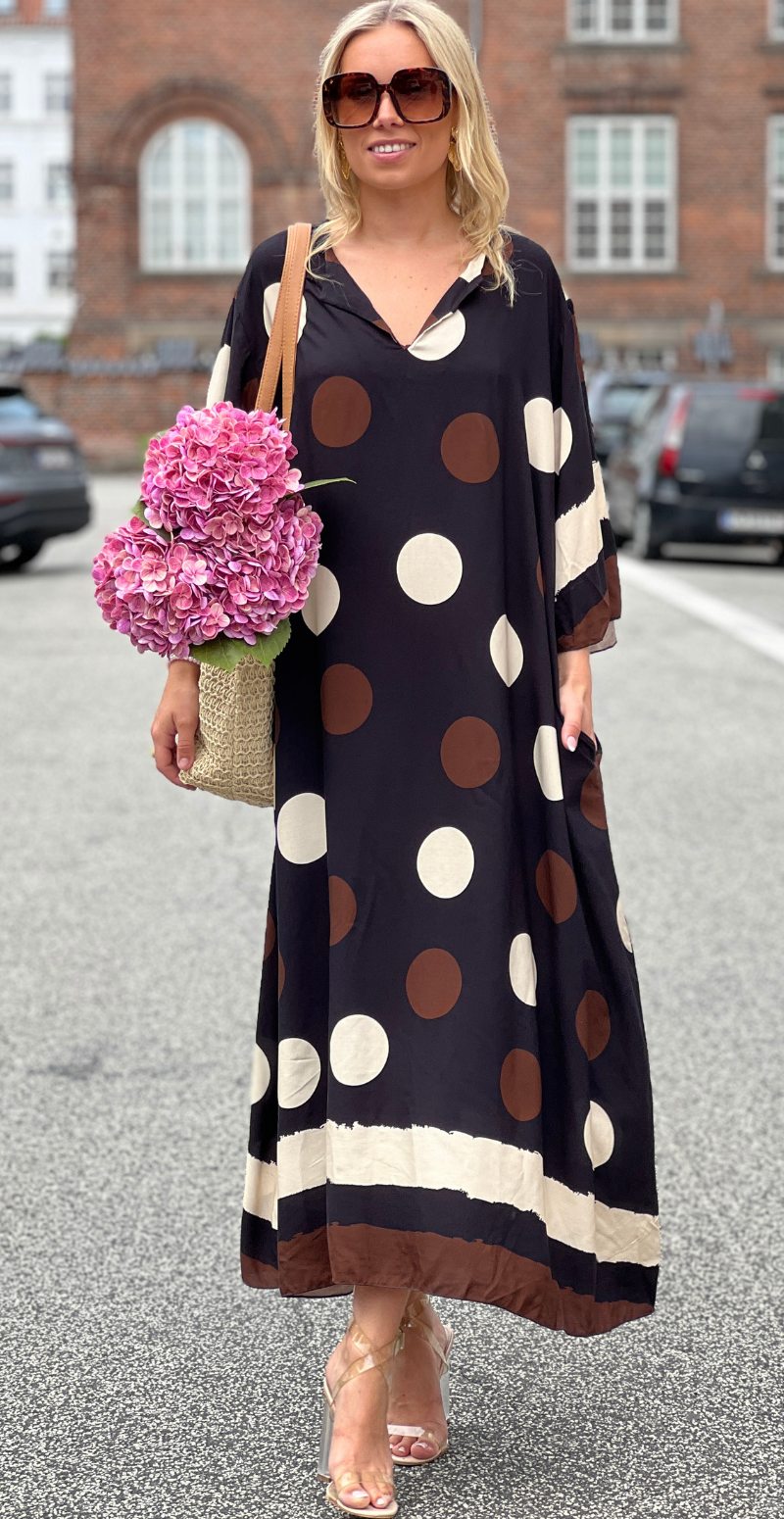 Effie lang kjole med store dots og lommer sort LikeLondon