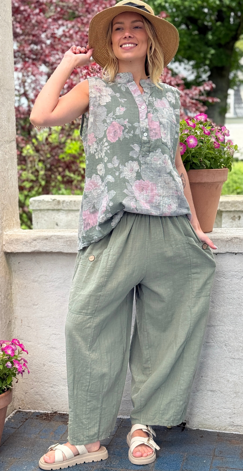 Falia blomstret top med brystlomme og stolpelukning khaki LikeLondon