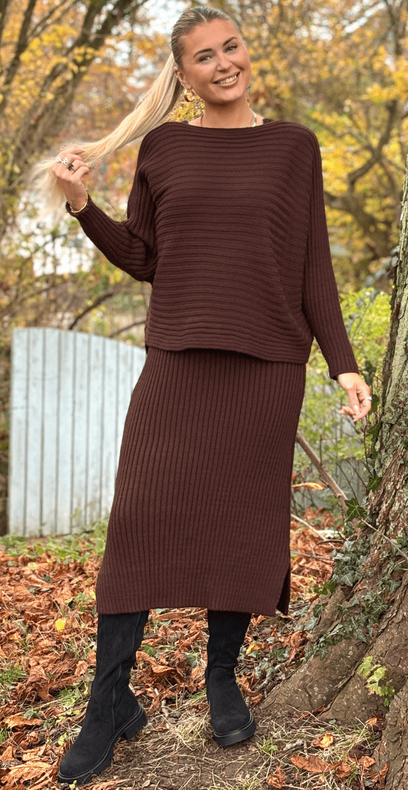 Nala sæt med kjole og strik brun LikeLondon