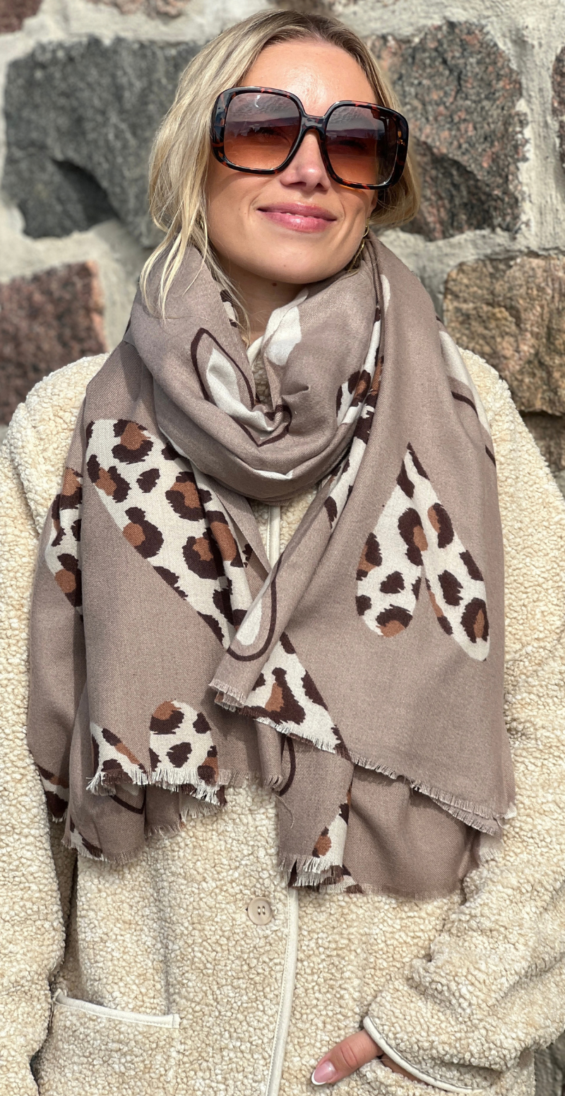 Tørklæde med leopardprint og hjerter beige LikeLondon