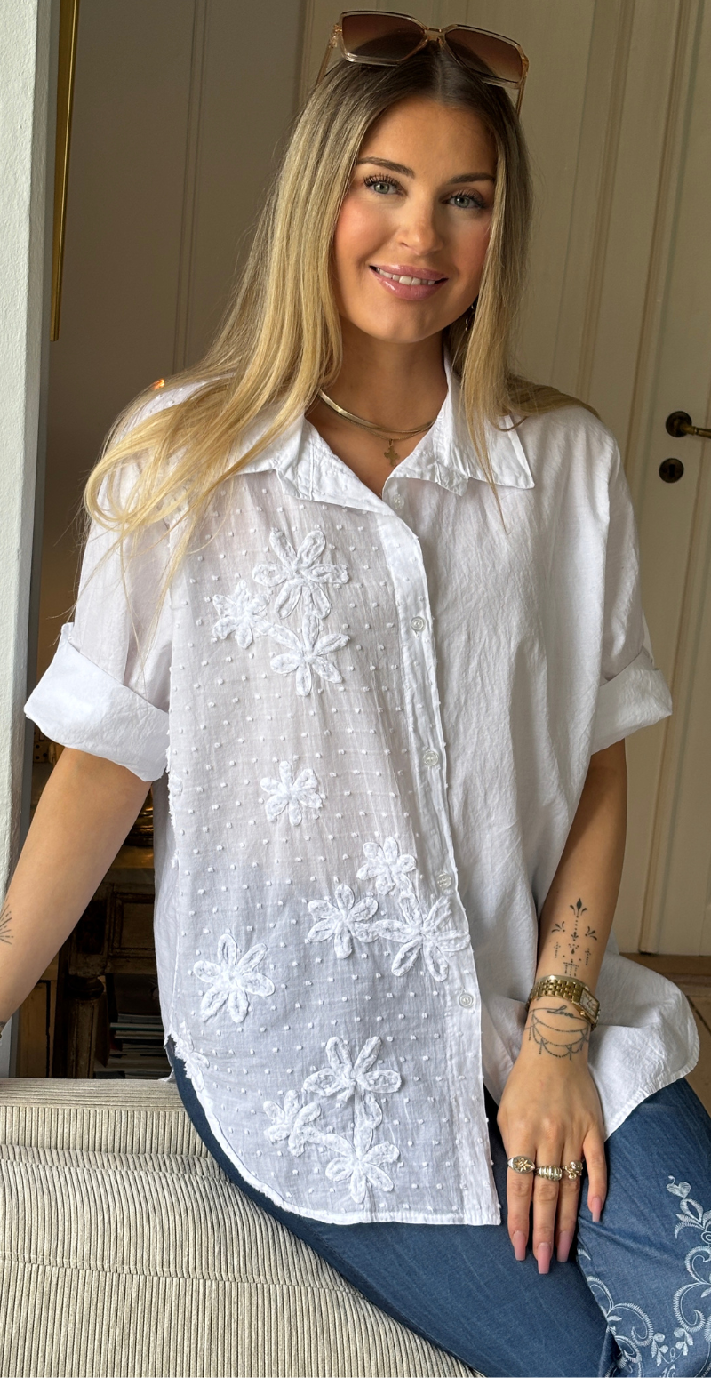 Sigga skjorte med broderi og blomst i den ene side hvid Likelondon