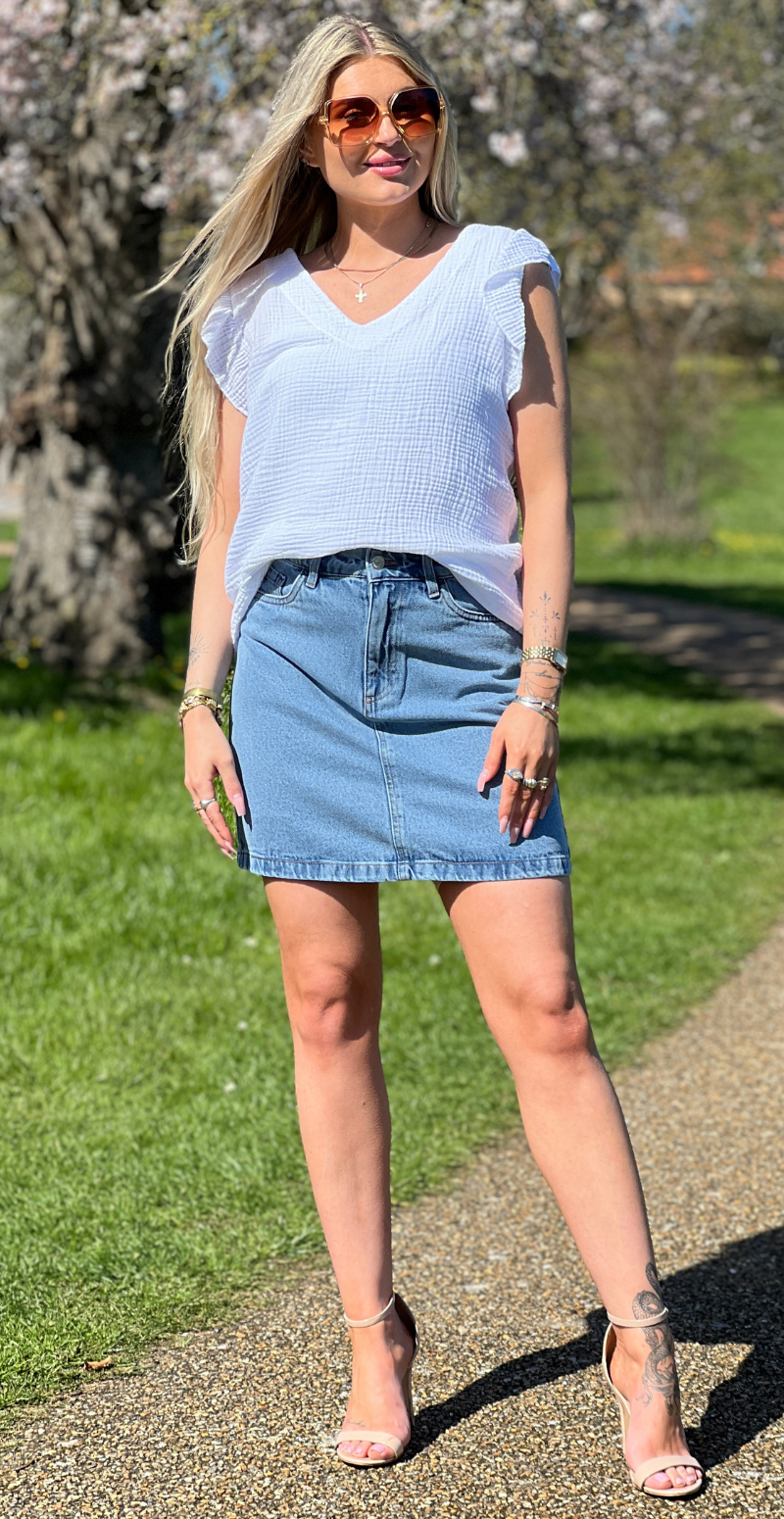Hollie bluse med v-hals og flæsekant hvid LikeLondon