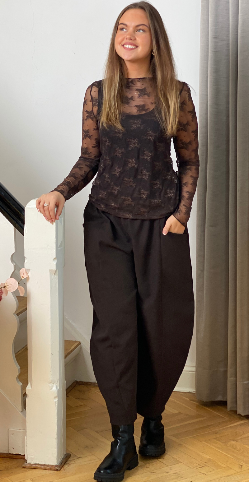 Thea langærmet blondebluse med broderi brun LikeLondon