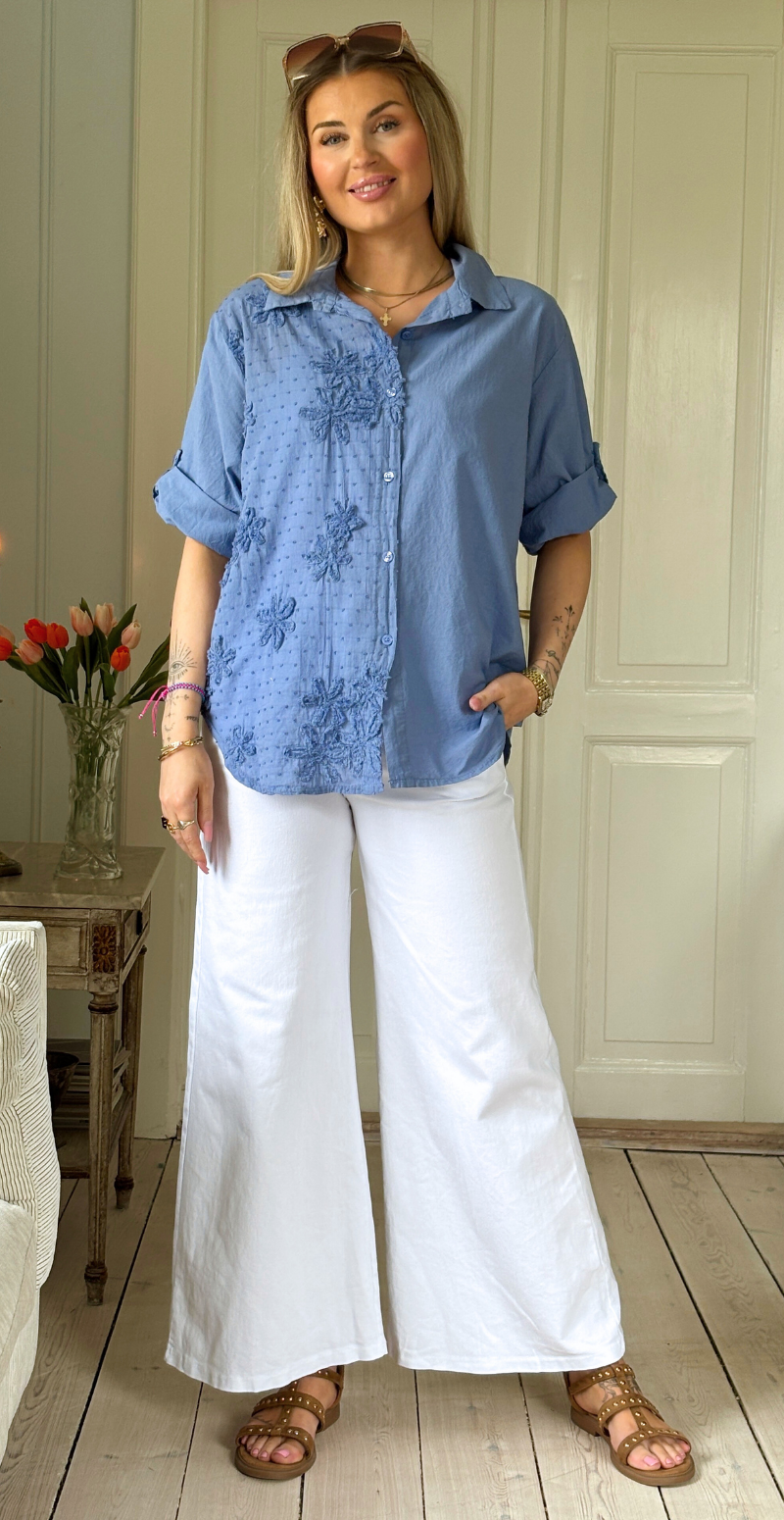 Sigga skjorte med broderi og blomst i den ene side denimblå Likelondon