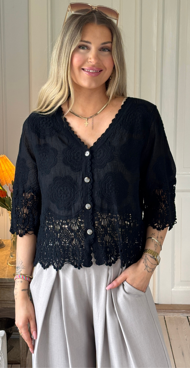 Silvia cardigan med 3/4 ærmer og hæklede kanter sort LikeLondon