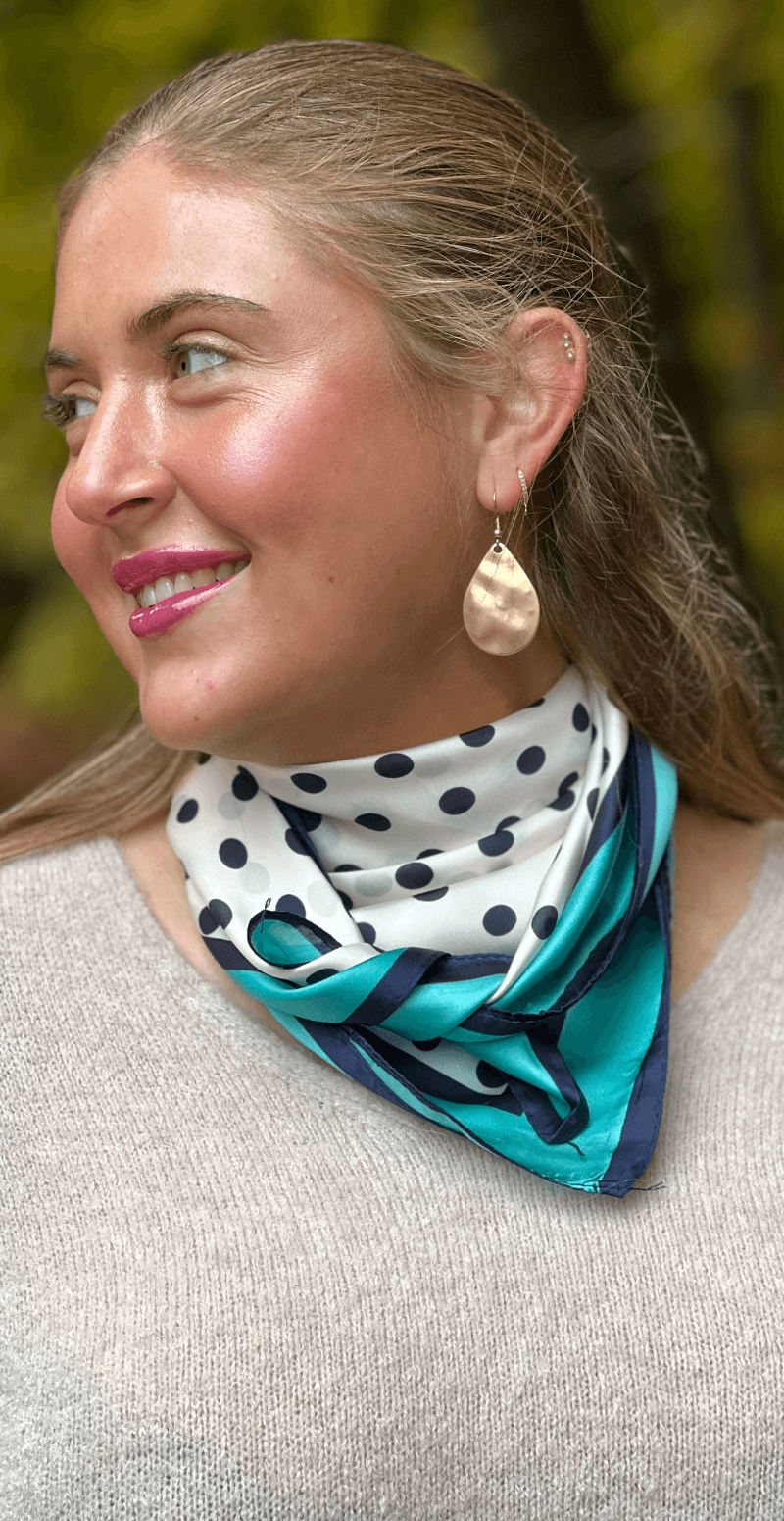 Silketørklæde med prikker turkis LikeLondon