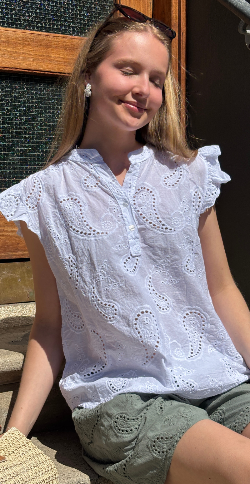 Isobel bluse med broderi anglaise og flæseærmer hvid LikeLondon