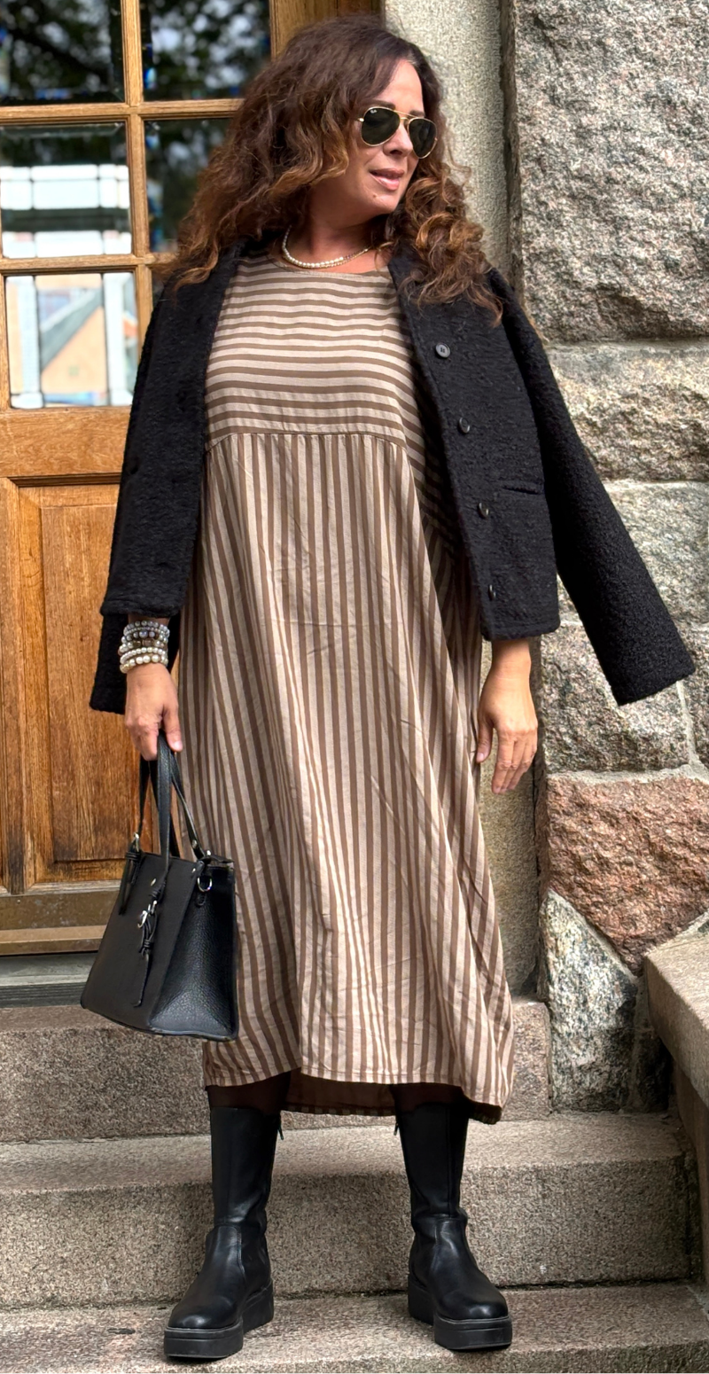 Ingrid lang kjole med vandrette og lodrette striber brun LikeLondon