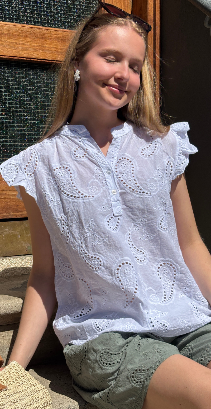 Isobel bluse med broderi anglaise og flæseærmer hvid LikeLondon