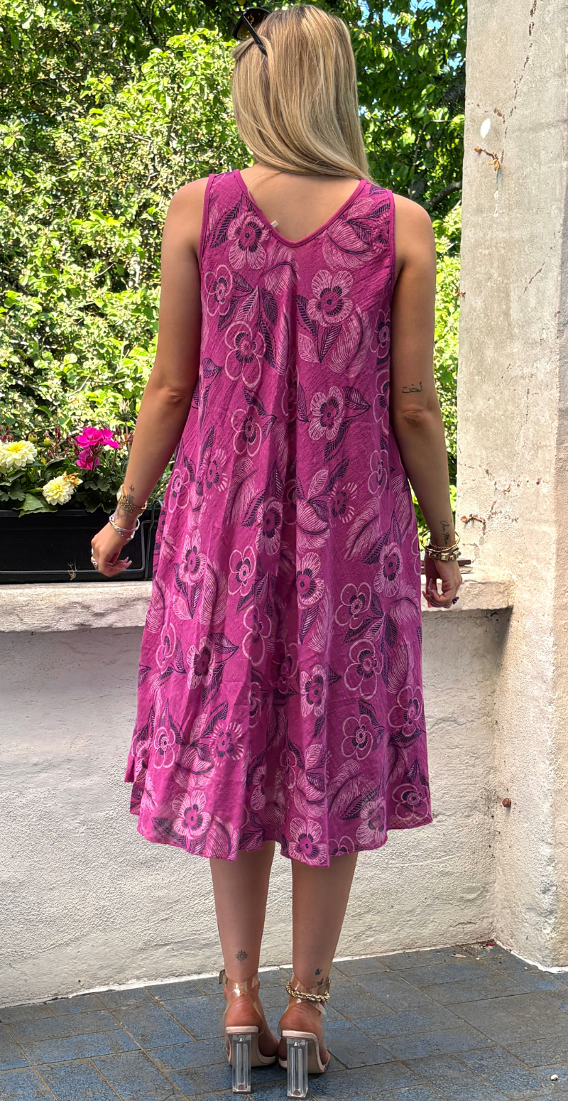 Aurelia kort kjole med brede stropper og blomster magenta LikeLondon