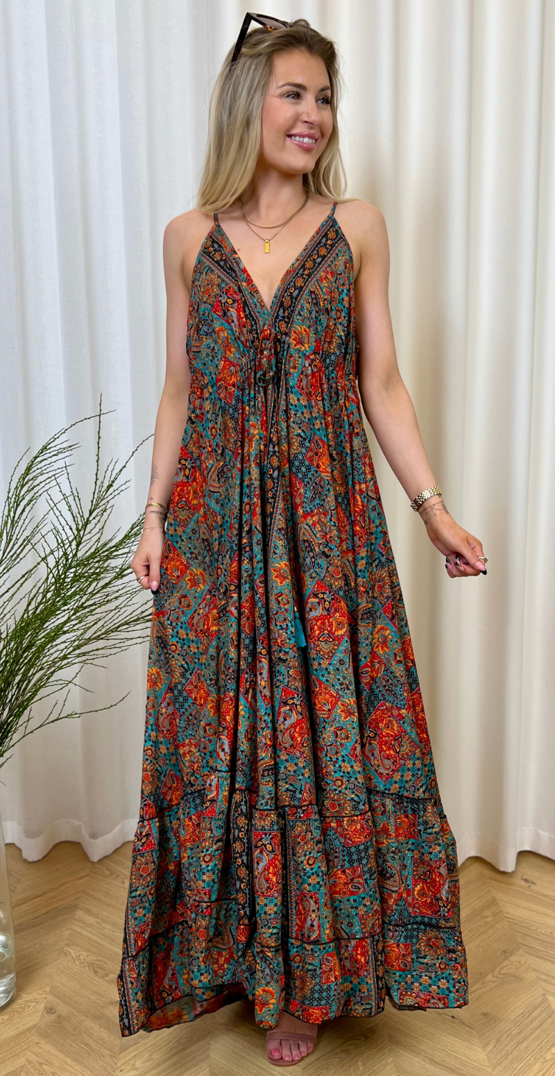 Peony kjole i silke med bindebånd under brystet og dyb ryg rød LikeLondon