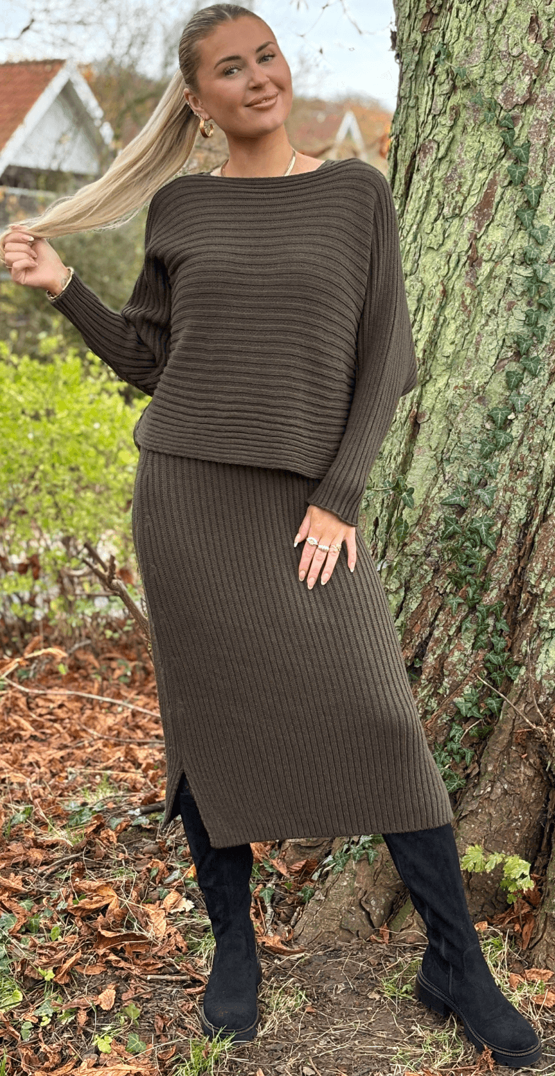 Forudbestil uge 47 Nala sæt med kjole og strik military LikeLondon