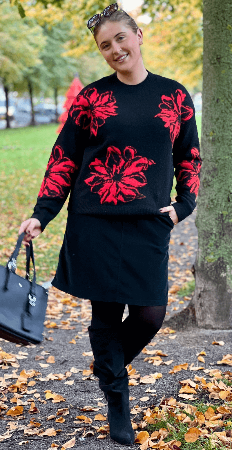 Omea strikbluse sort