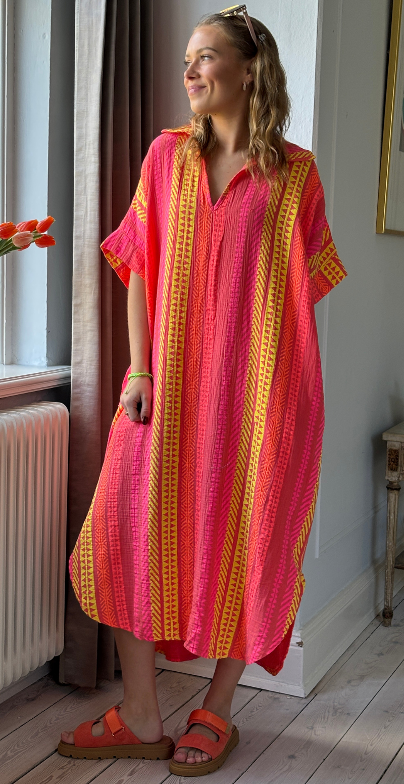 Forudbestil uge 16 Flora lang kjole i musselin med grafisk mønster orange LikeLondon