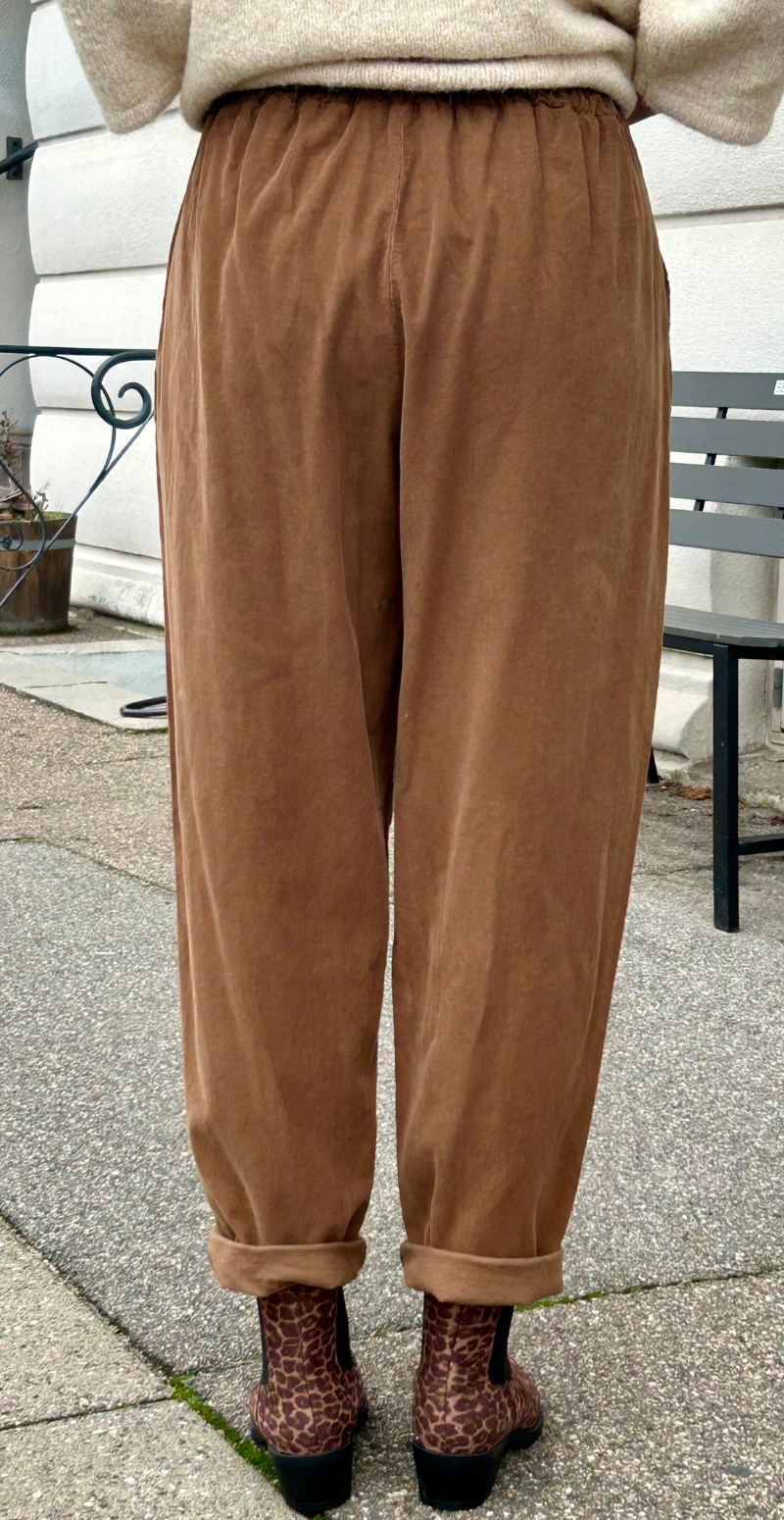 Erin fløjlsbukser med lommer og elastik i taljen noce LikeLondon