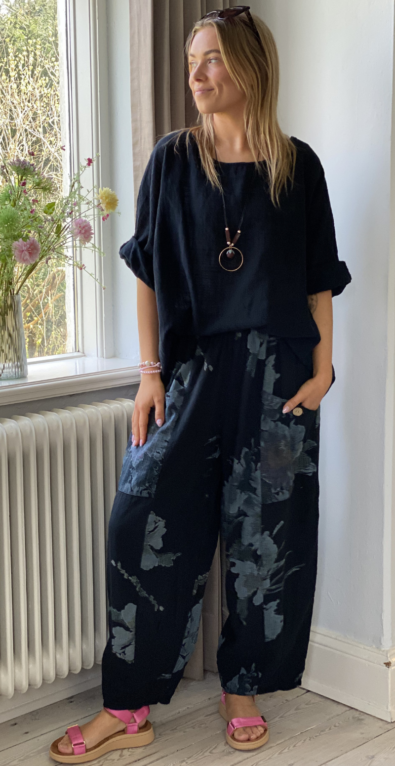 Alida bluse med vidde og halskæde sort LikeLondon