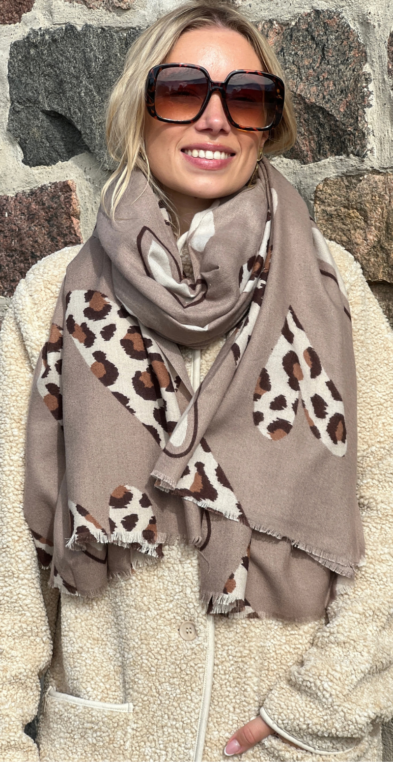 Tørklæde med leopardprint og hjerter beige LikeLondon