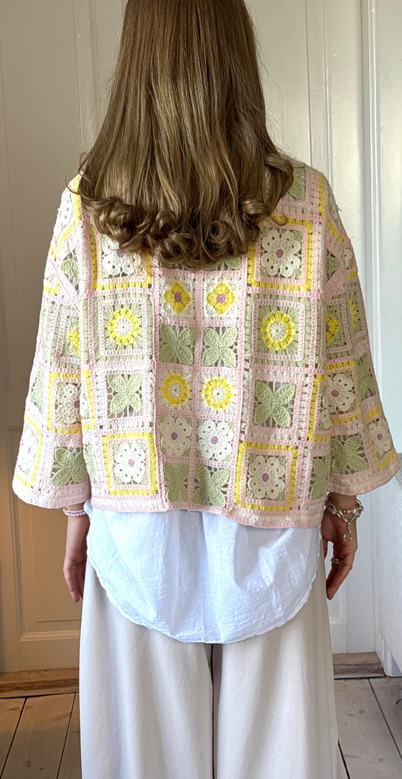 Alyssa hæklet cardigan med blomstermotiv rosa LikeLondon