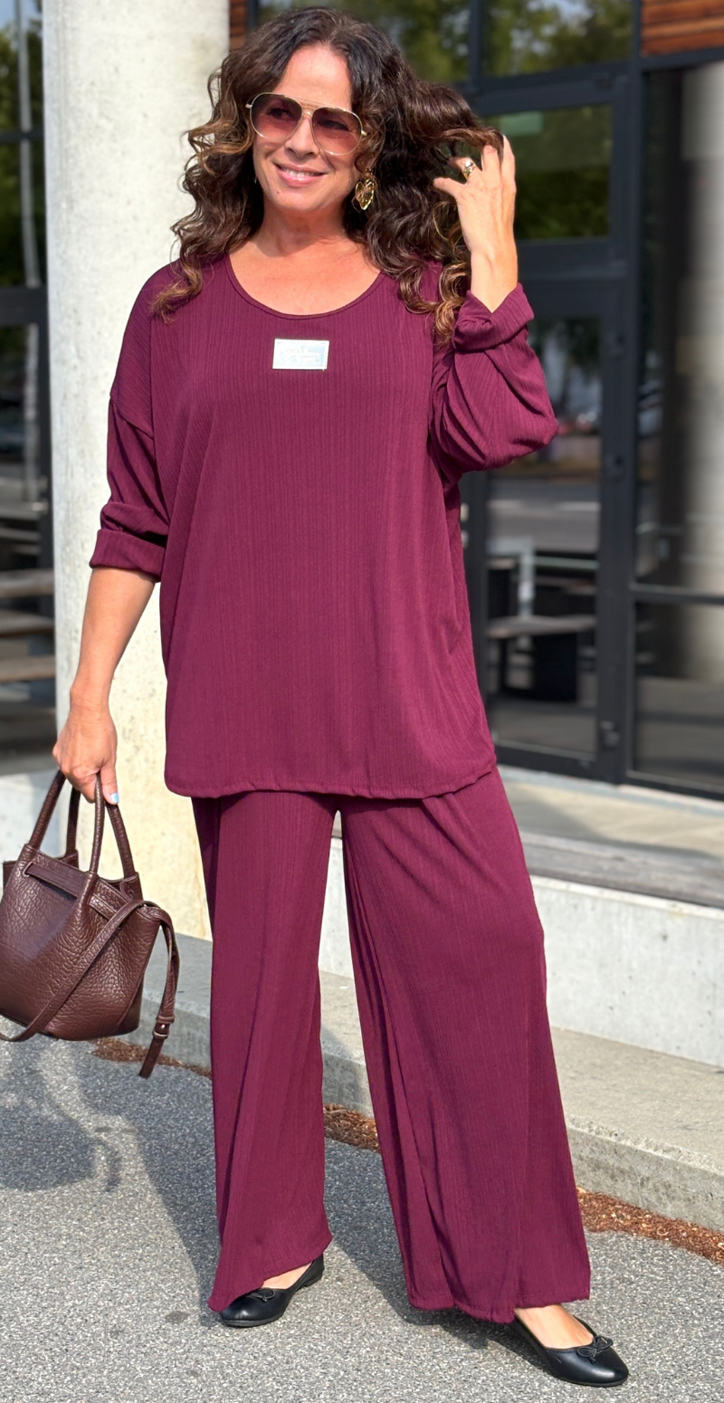 Tessie sæt med struktur og logo fortil bluse og bukser wine LikeLondon