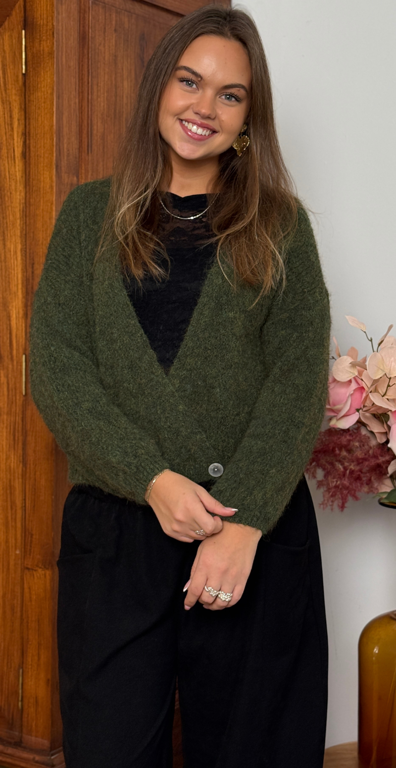 Kitty strikcardigan med wrapeffekt og knapper army LikeLondon
