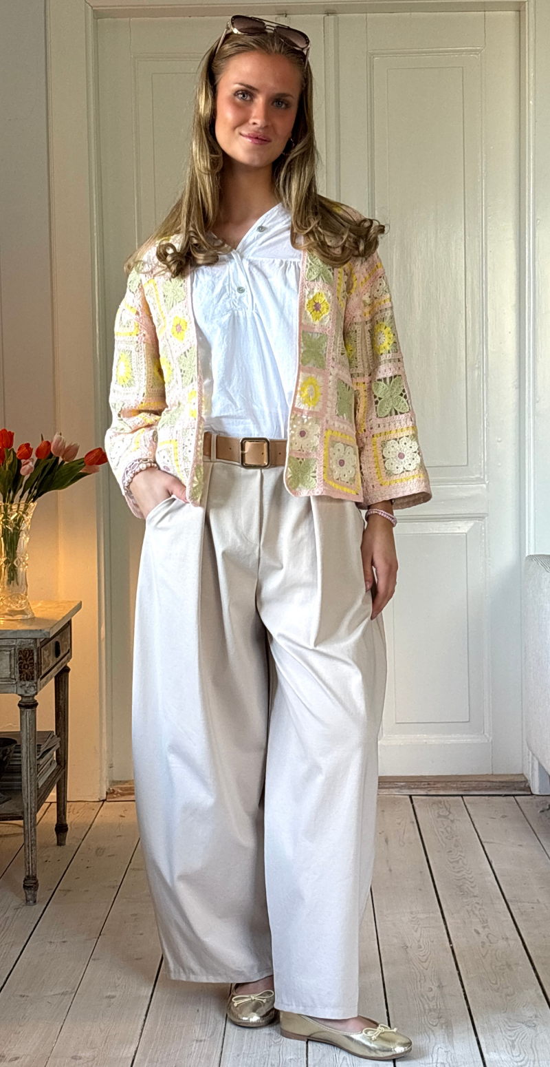 Alyssa hæklet cardigan med blomstermotiv rosa LikeLondon