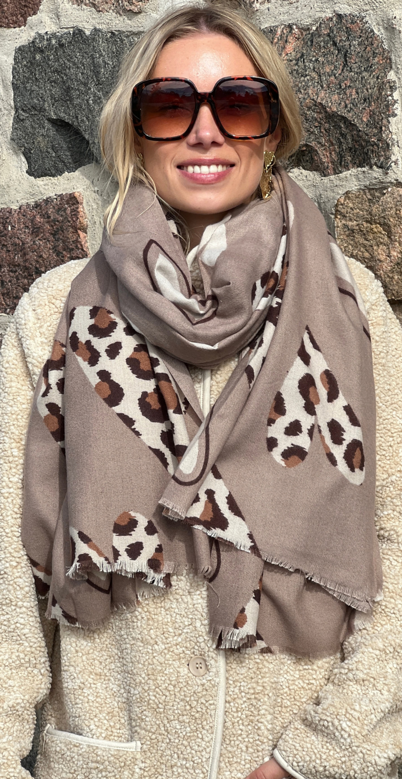 Tørklæde med leopardprint og hjerter beige LikeLondon