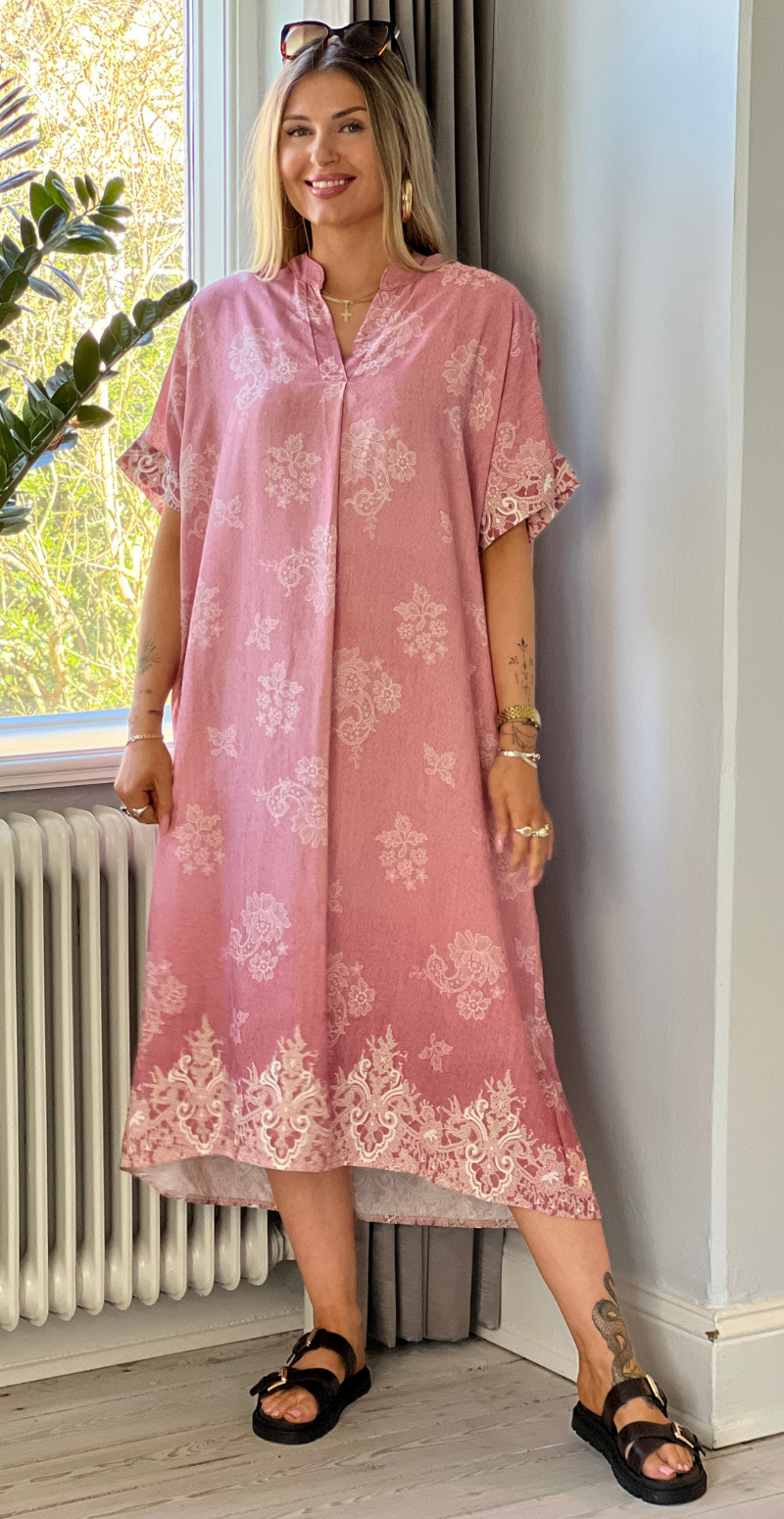Mai kjole med blomsterprint og v-hals pink LikeLondon
