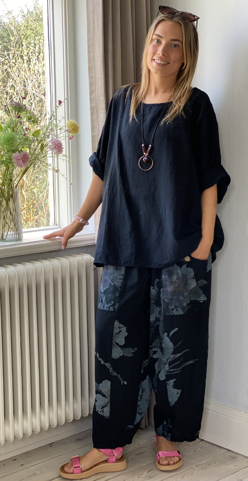 Gwen bukser med blomsterprint og lommer sort LikeLondon