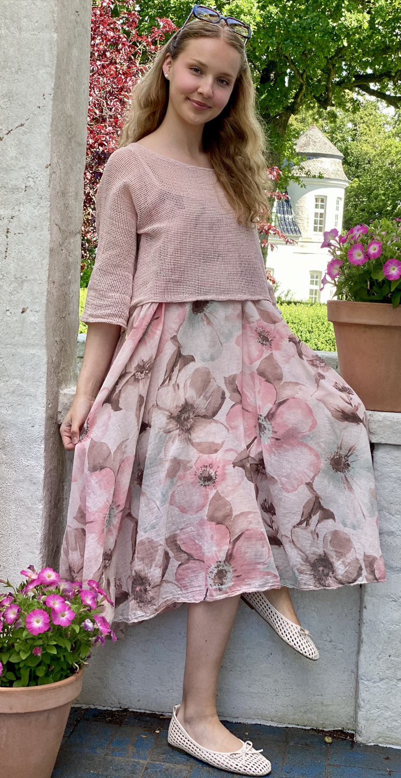 Ophelia kjole med blomsterprint og tynde stropper med tilhørende bluse pink LikeLondon
