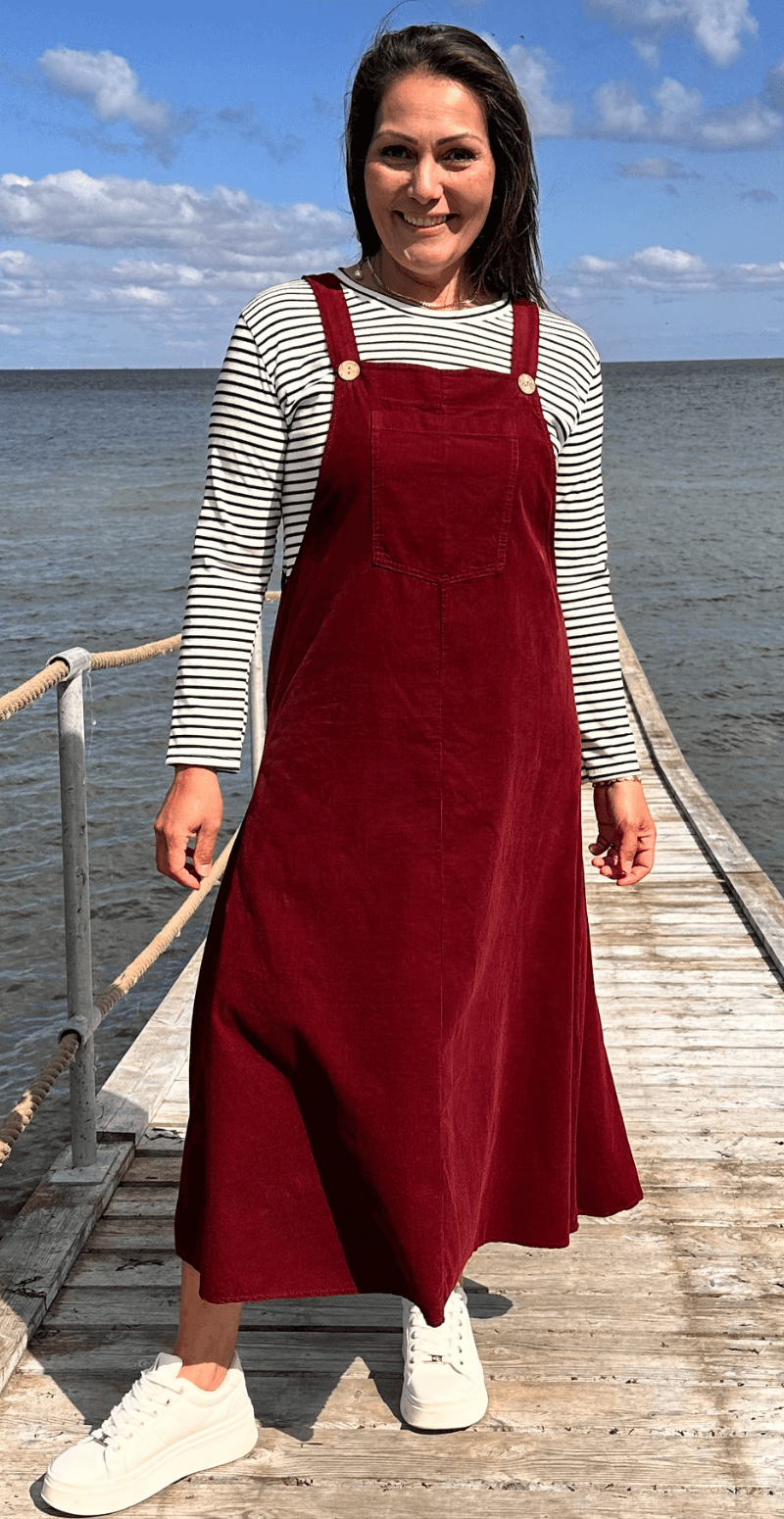 Camelia spencer i fløjl med lomme og træknapper bordeaux LikeLondon By Christina