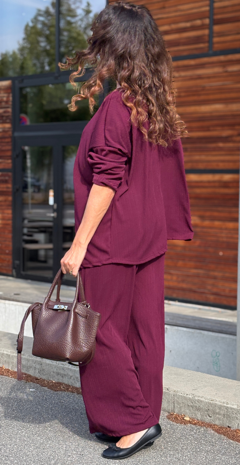 Tessie sæt med struktur og logo fortil bluse og bukser wine LikeLondon