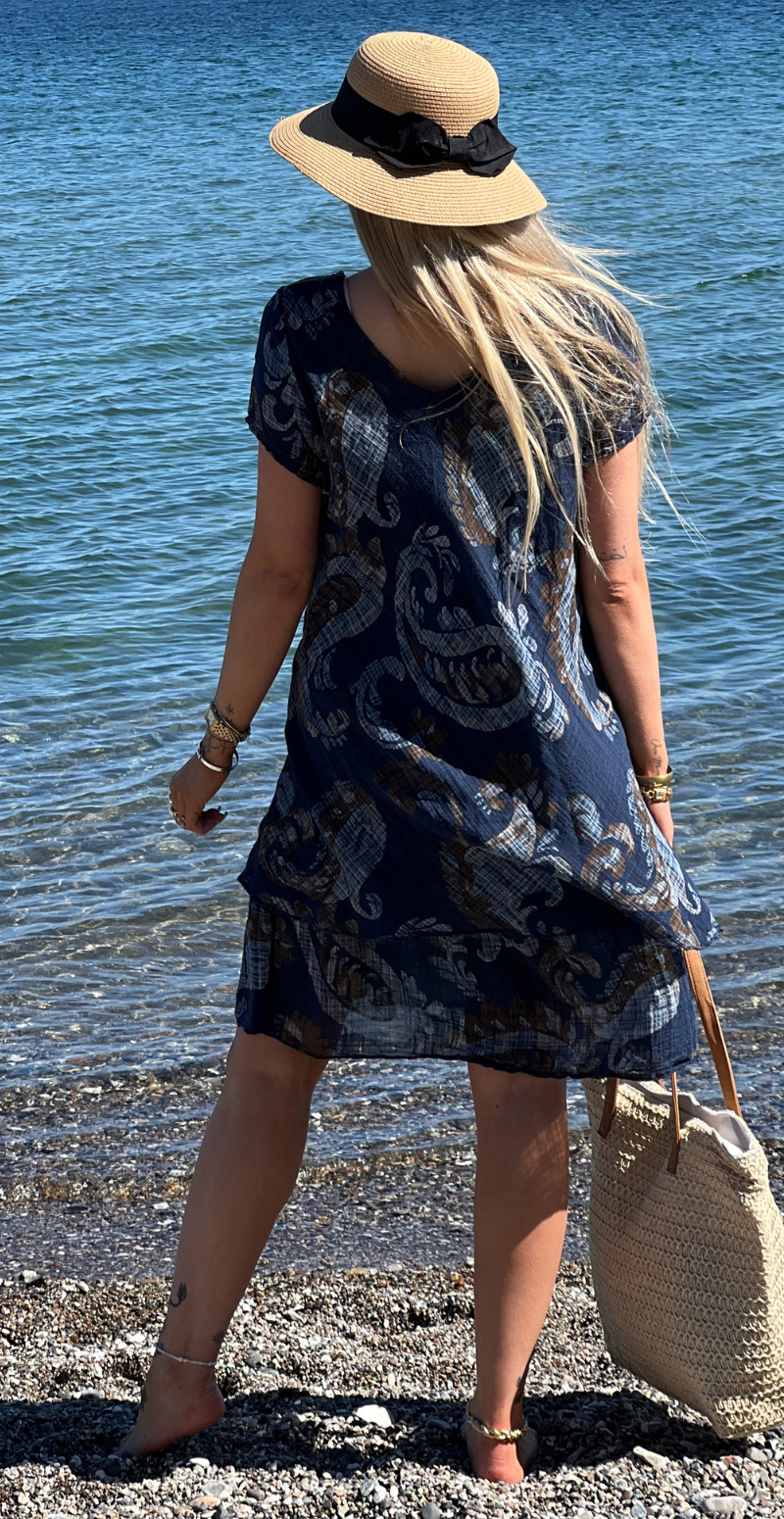 Simone kjole i 2 lag med paisley navy LikeLondon