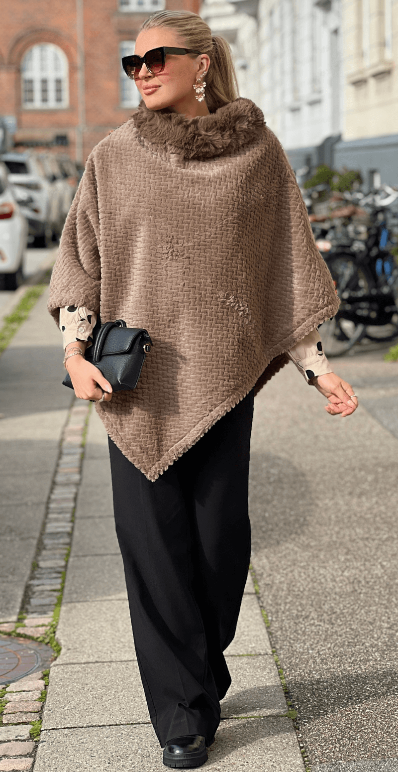 Liza poncho med bølget detalje brun LikeLondon