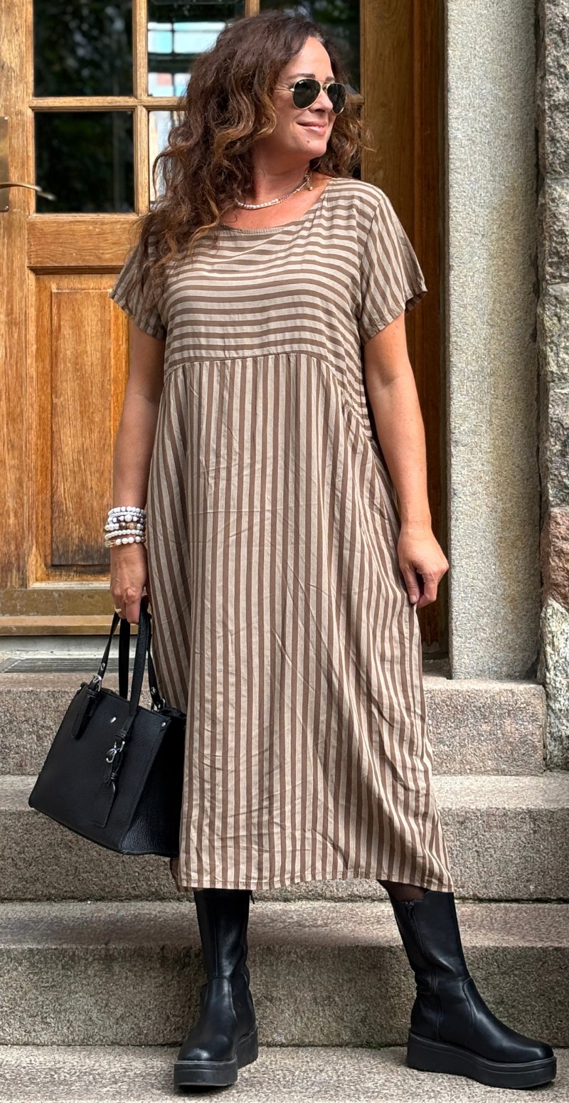 Ingrid lang kjole med vandrette og lodrette striber brun LikeLondon