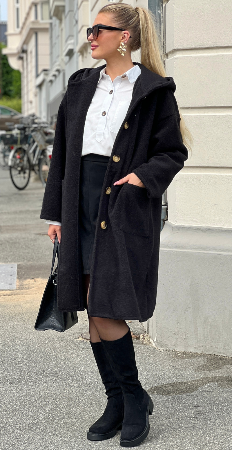 Tori jakke med hætte, lommer og knapper sort LikeLondon