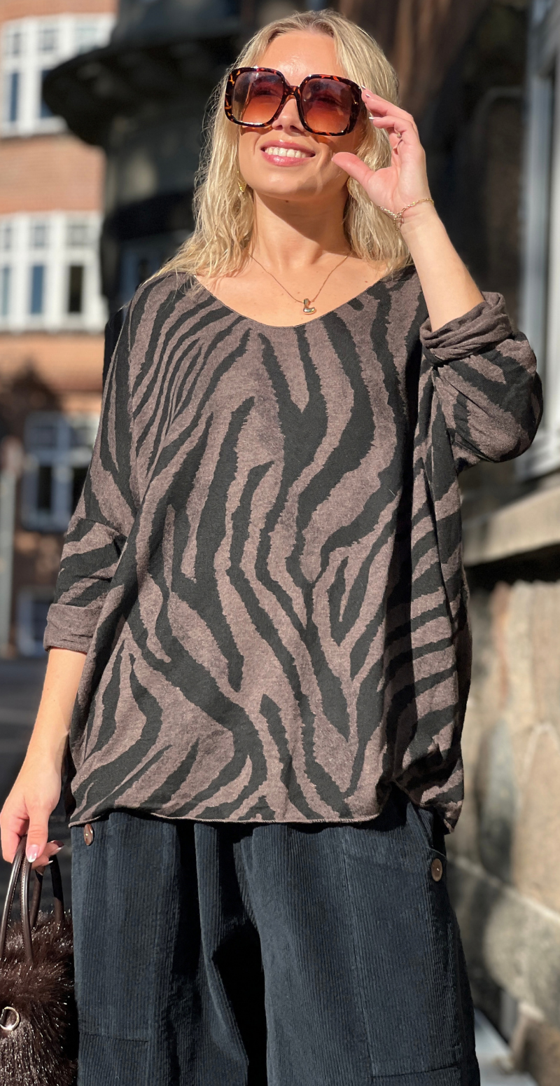 Zika bluse med v-hals og zebraprint chocolate LikeLondon