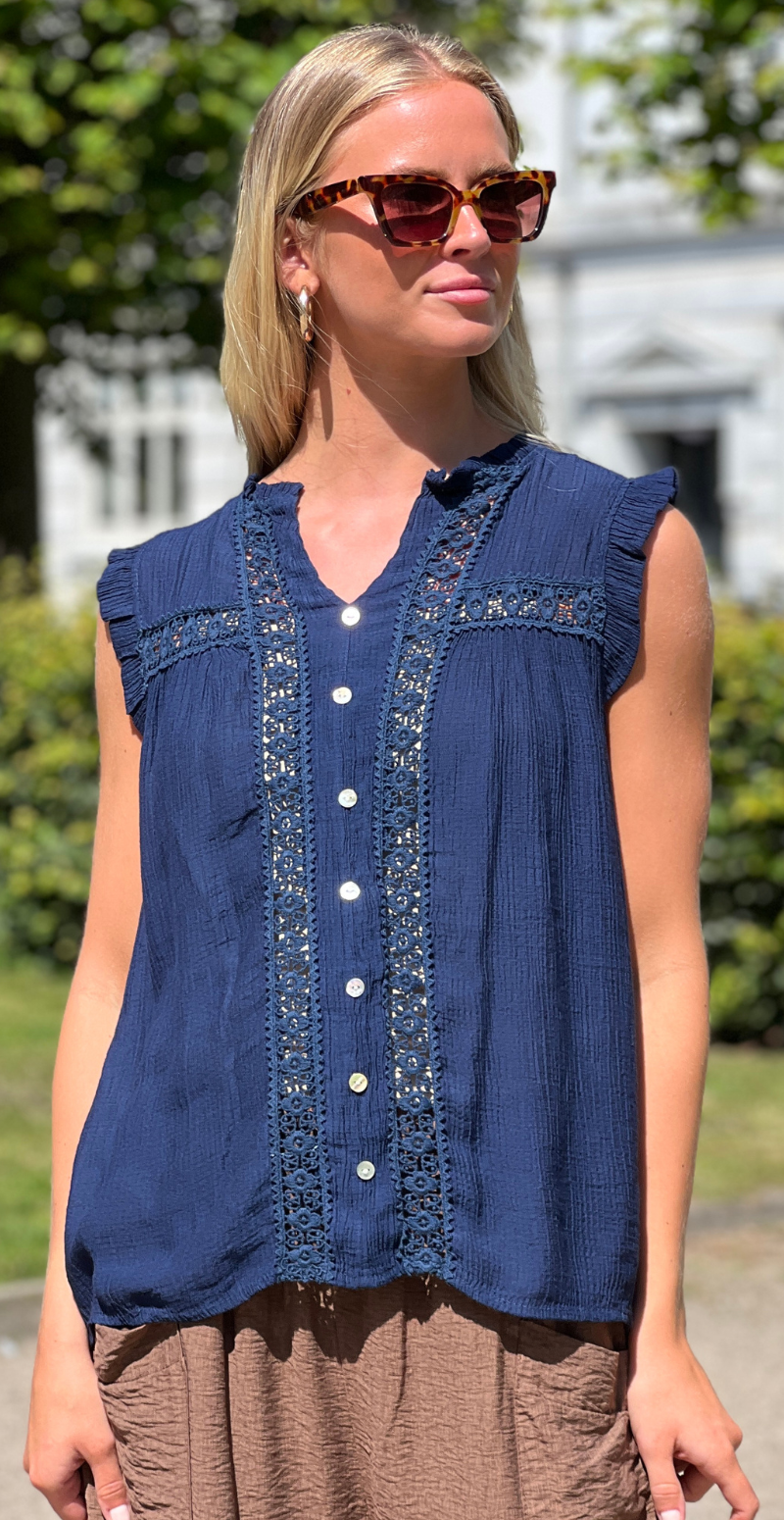 Alva bluse med knapper og blondedetalje navy LikeLondon