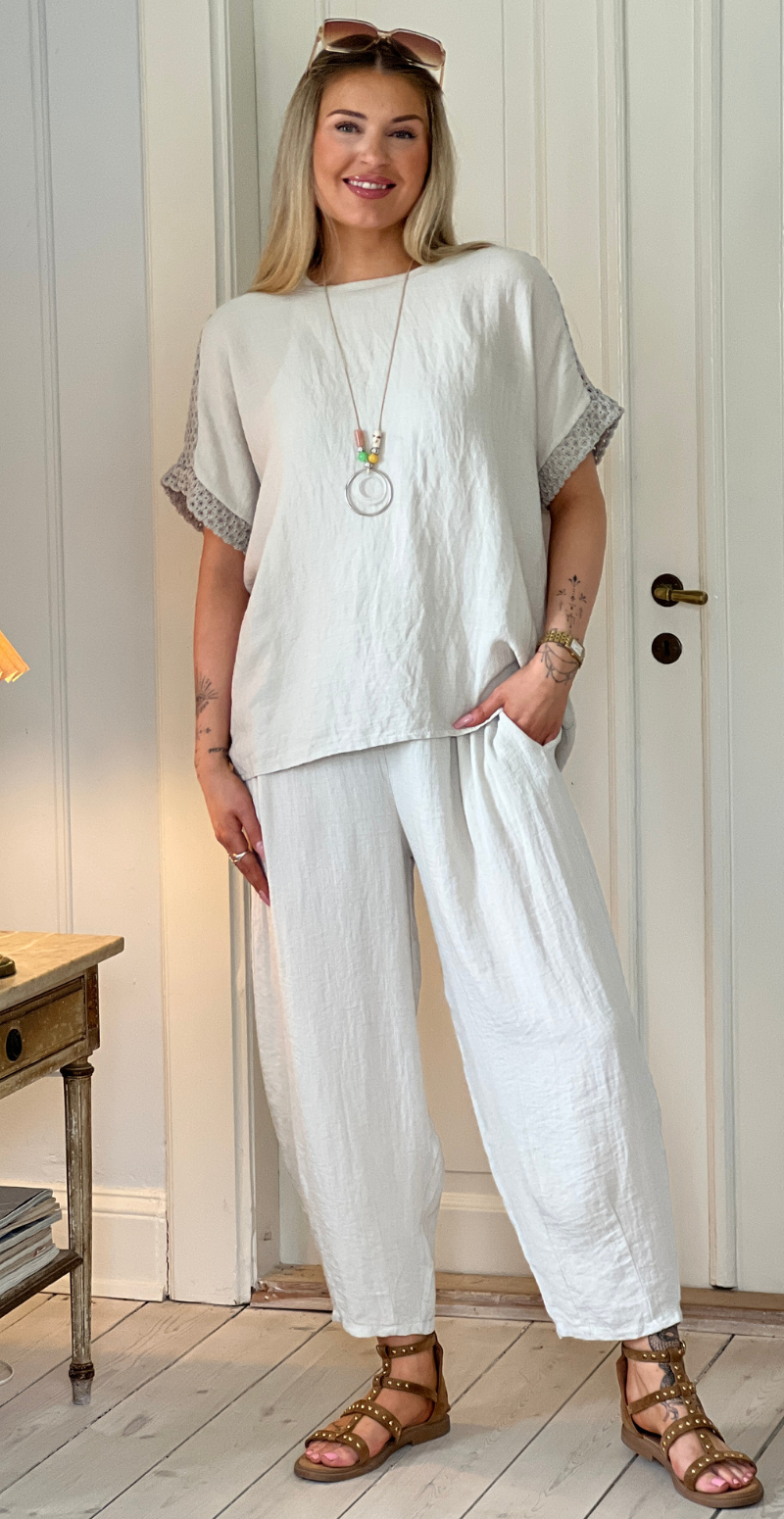 Ethel bluse med hæklede detaljer og halskæde beige LikeLondon