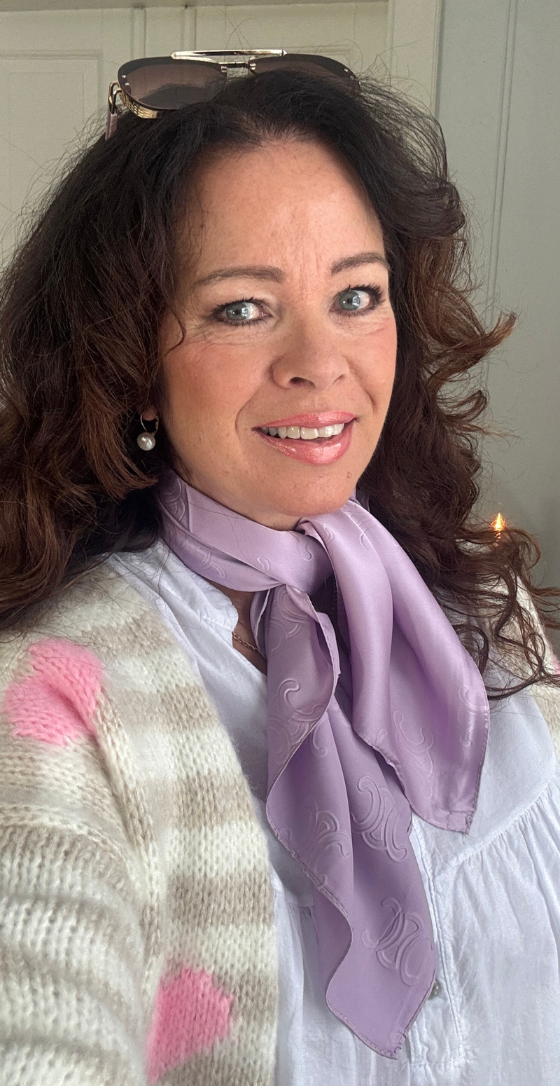 Silketørklæde med monogram mønster lilla LikeLondon