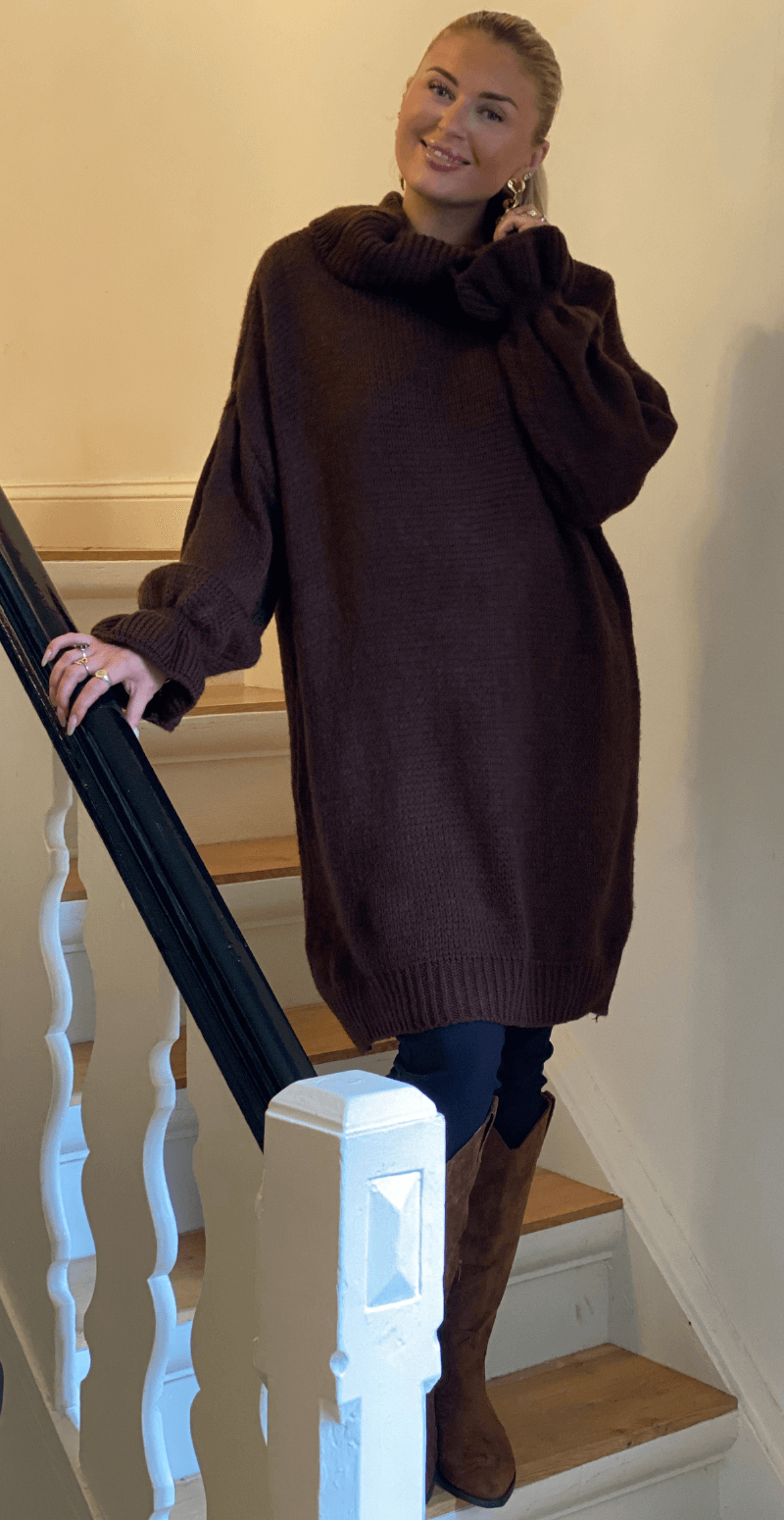 Helga strik lang med flæseærmer og rullekrave brun LikeLondon