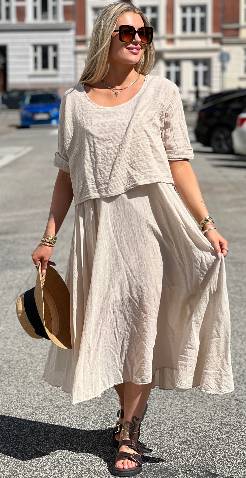 Frigg kjole med A-form og tynde stropper med tilhørende bluse beige LikeLondon