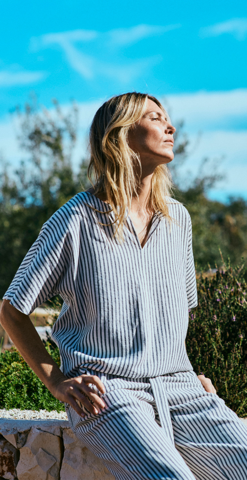 Lavisco hørbluse med v-hals offwhite w. navy