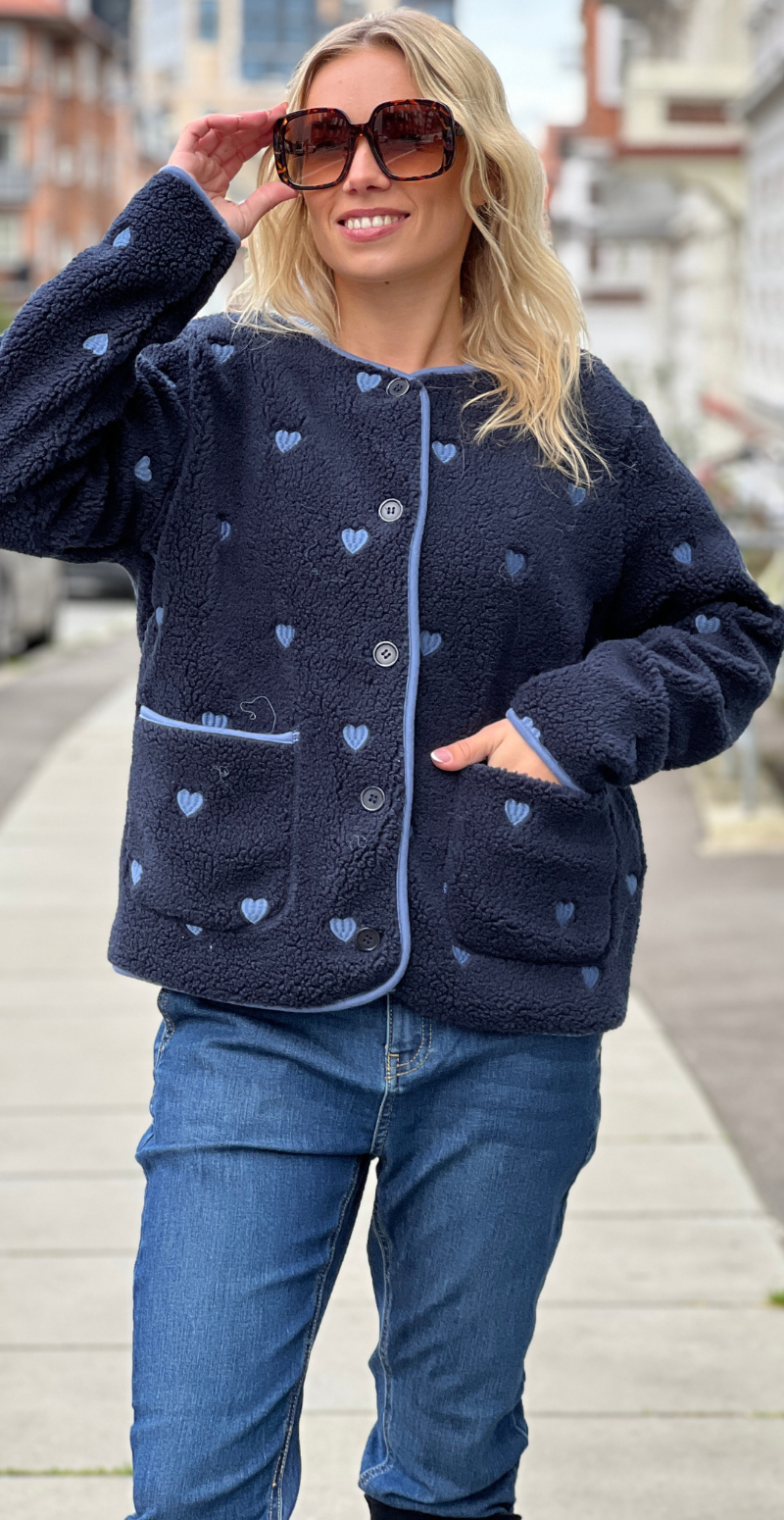 Zita teddy jakke med hjerter navy LikeLondon